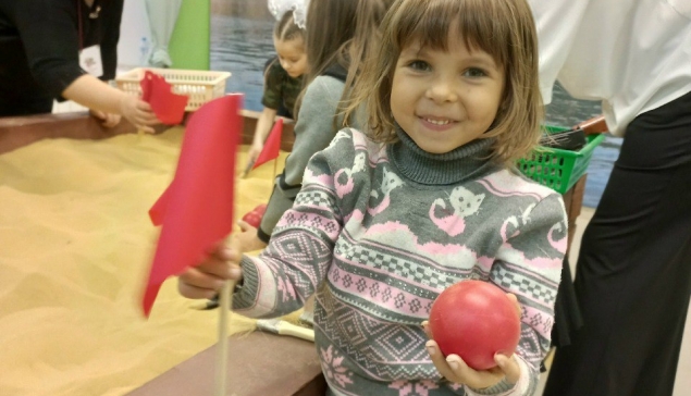 В игре «Без права на ошибку!» дети осваивали навыки саперов. С азартом они разрывали песок в поисках исторических артефактов, отмечая каждую «мину» красным флажком